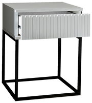 Moderne Nachtkommode mit offenem Schubladendesign, frontal betrachtet