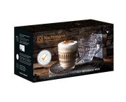 Verpackung des Nachtmann Ethno Becher 2er-Sets mit zwei stilvollen Gläsern, eines gefüllt mit einem heißen Getränk, auf einem rustikalen Holztisch. Perspektive: seitlich.