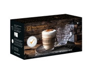 Verpackung des Nachtmann Ethno Becher 2er-Sets mit zwei stilvollen Gläsern, eines gefüllt mit einem heißen Getränk, auf einem rustikalen Holztisch. Perspektive: seitlich.