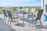 Moderner Klappsessel auf einer Terrasse mit Blick auf die Landschaft, umgeben von einem Tisch und weiteren Stühlen.