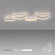 Moderne weiße LED-Deckenleuchte mit vier organisch geformten, ringförmigen Lichtflächen und warmweißem Licht, Ansicht von unten an der Decke montiert.