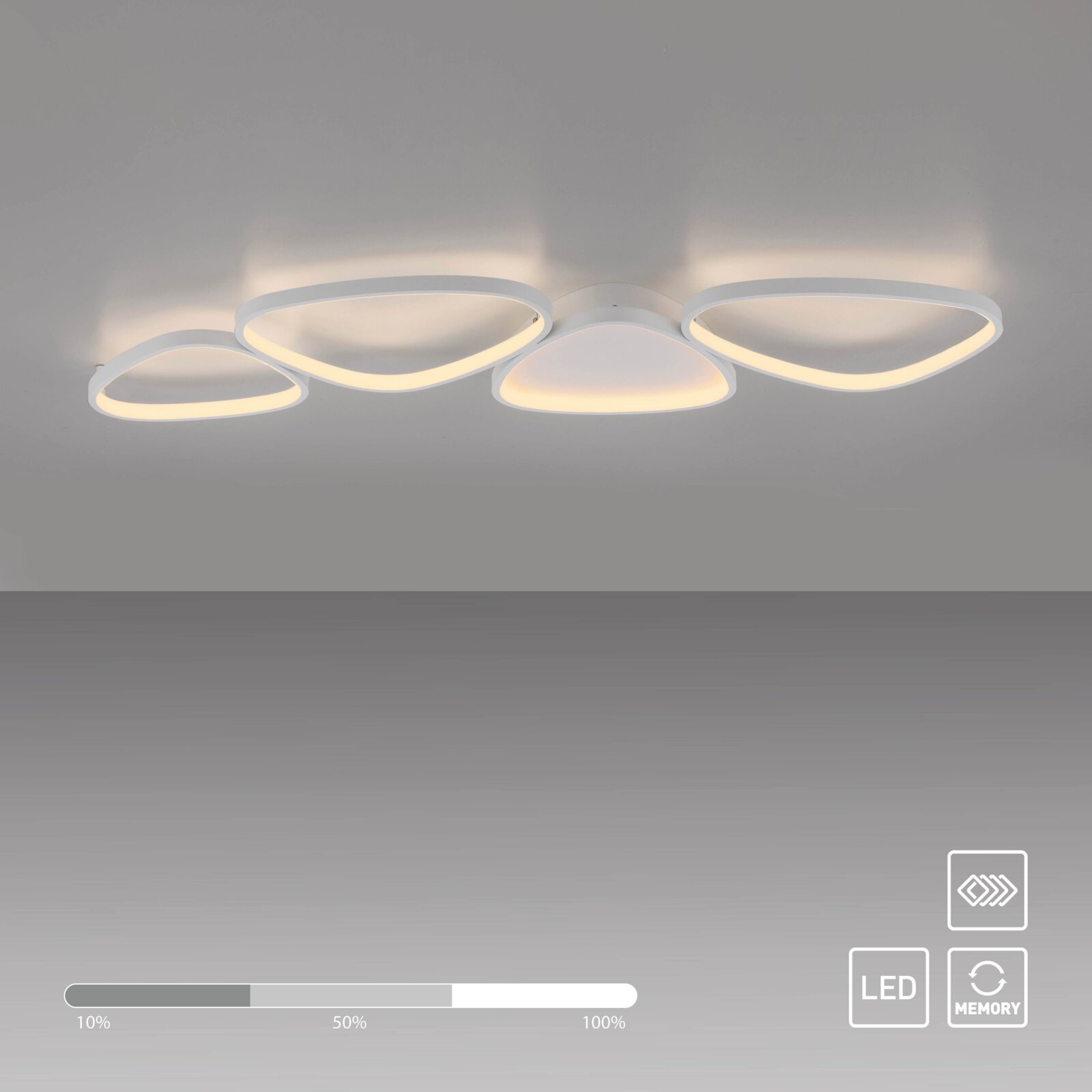 Moderne weiße LED-Deckenleuchte mit vier organisch geformten, ringförmigen Lichtflächen und warmweißem Licht, Ansicht von unten an der Decke montiert.