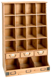 Holz-Wandregal mit mehreren Fächern und drei Schubladen, frontal betrachtet.