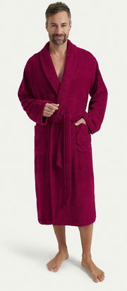 Mann in einem weinroten Bademantel mit Schalkragen, Vorderansicht