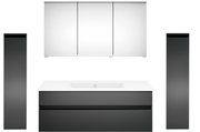 Moderne Badkombination mit Spiegelschrank und Waschbecken, frontal betrachtet