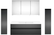 Moderne Badkombination mit Spiegelschrank und Waschbecken, frontal betrachtet