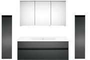 Moderne Badkombination mit Spiegelschrank und Waschbecken, frontal betrachtet