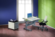 Moderner Schreibtisch mit verstellbarer Tischplatte, Computer und Bürostuhl in einem hellen Raum mit Holzfußboden, seitliche Perspektive.