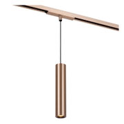Zylindrische Pendelleuchte in gebürstetem Roségold/Kupferton an schwarzem Kabel, montiert an einer Decken-Stromschiene, warmes Downlight; Perspektive: leicht von unten/frontale Nahaufnahme vor weißem Hintergrund