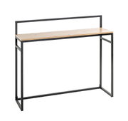Schmaler Konsolentisch im Industrial-Design mit heller Holzplatte und schwarzem Metallrahmen, freigestellt vor weißem Hintergrund, Ansicht schräg von vorne.