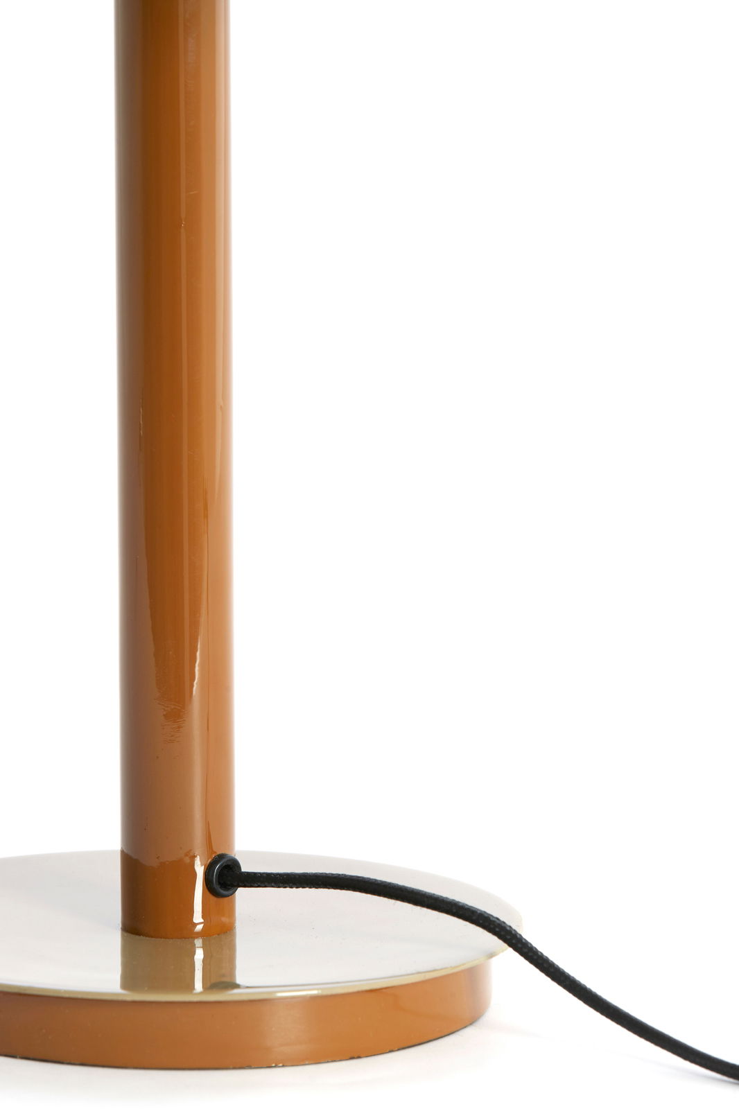 Nahaufnahme einer Tischleuchte in Braun mit rundem Sockel und schwarzem Kabel, seitliche Perspektive