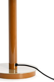 Nahaufnahme einer Tischleuchte in Braun mit rundem Sockel und schwarzem Kabel, seitliche Perspektive