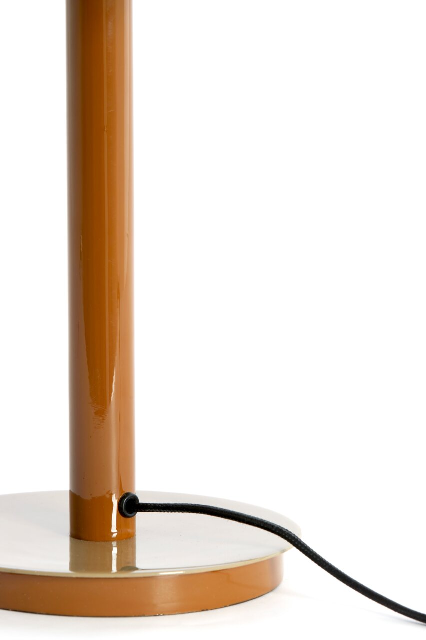 Nahaufnahme einer Tischleuchte in Braun mit rundem Sockel und schwarzem Kabel, seitliche Perspektive