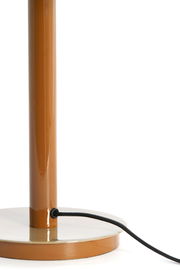 Nahaufnahme einer Tischleuchte in Braun mit rundem Sockel und schwarzem Kabel, seitliche Perspektive