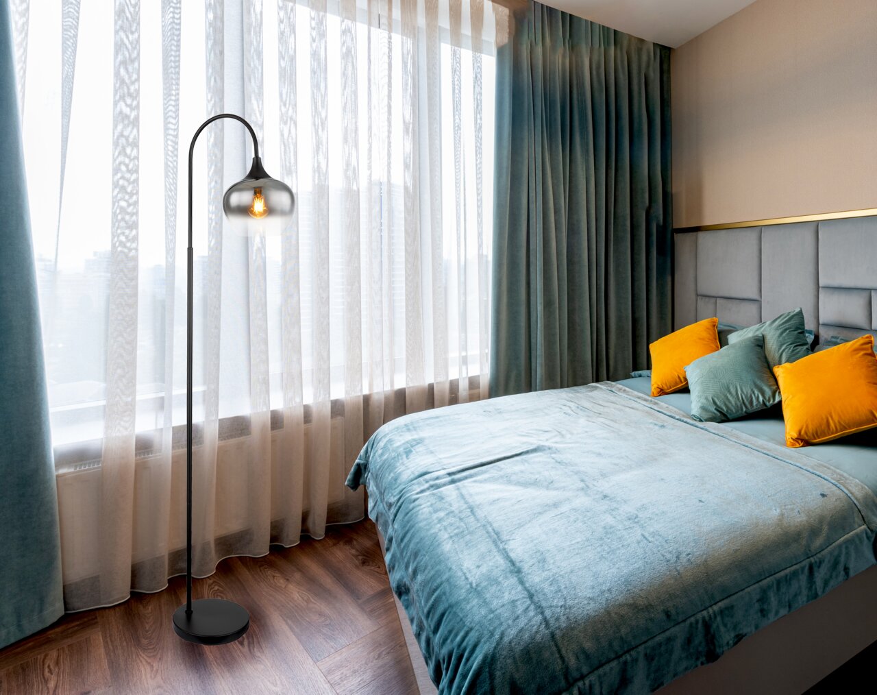 Moderne Stehleuchte in einem stilvollen Schlafzimmer mit Blick auf das Fenster.
