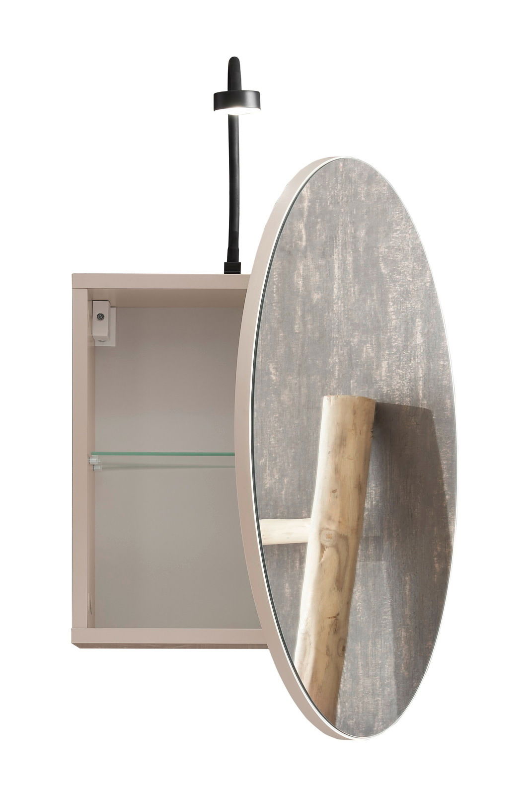 Offener Spiegelschrank mit runder Spiegeltür, seitlicher Perspektive, zeigt Innenraum mit Glasablage und integrierter Beleuchtung.