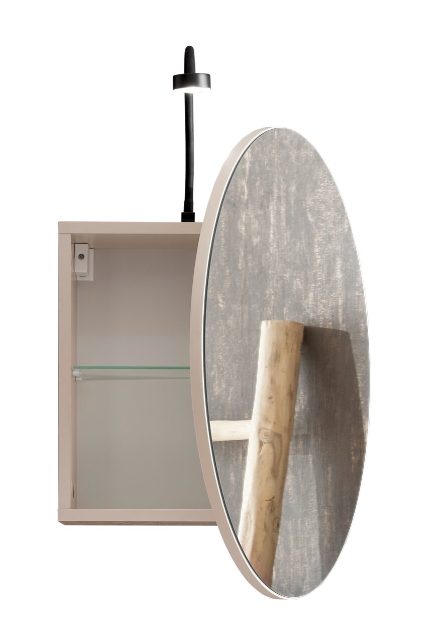 Offener Spiegelschrank mit runder Spiegeltür, seitlicher Perspektive, zeigt Innenraum mit Glasablage und integrierter Beleuchtung.