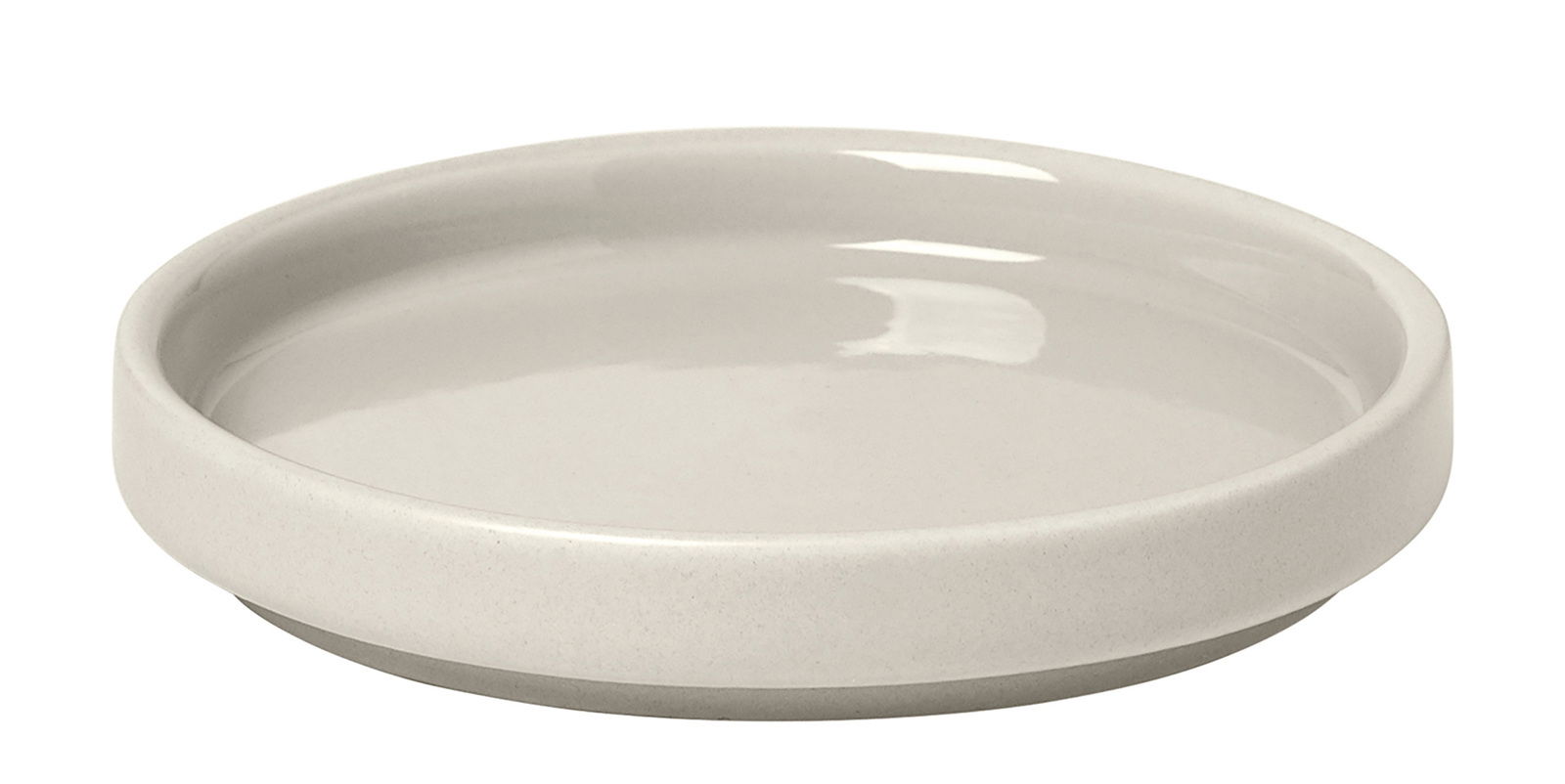 Ansicht eines runden, flachen Tellers der Serie PILAR in der Farbe Moonbeam von Blomus, leicht von der Seite fotografiert.