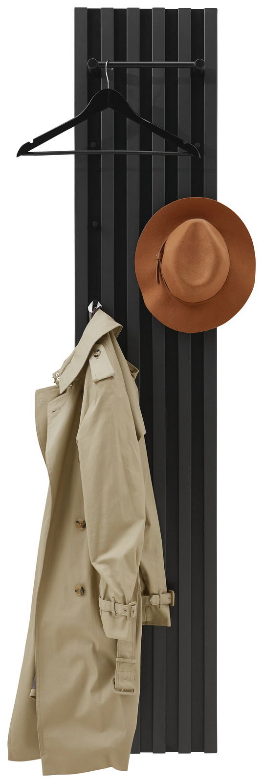 Schwarzes Garderobenpaneel mit Haken, Kleiderbügel und Hut, frontal betrachtet.