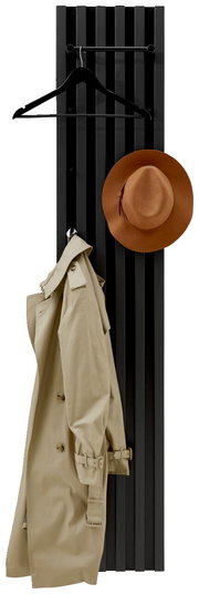 Schwarzes Garderobenpaneel mit Haken, Kleiderbügel und Hut, frontal betrachtet.