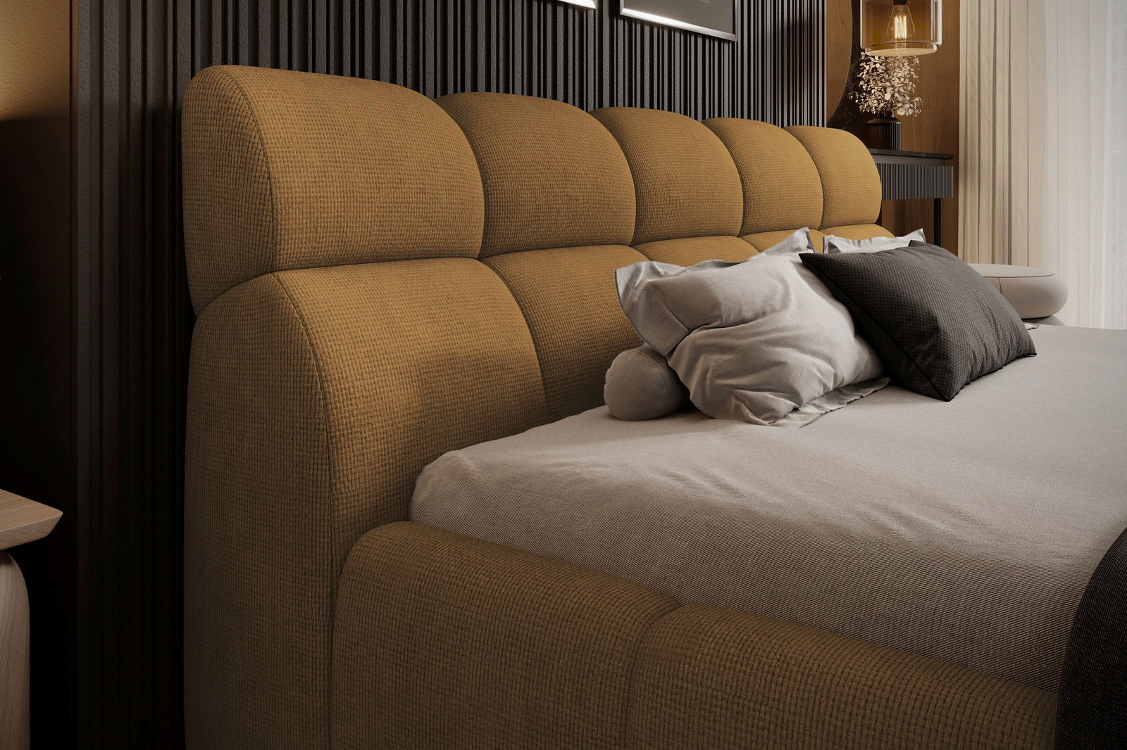 Seitliche Perspektive eines Polsterbettgestells mit braunem Kopfteil und mehreren Kissen.