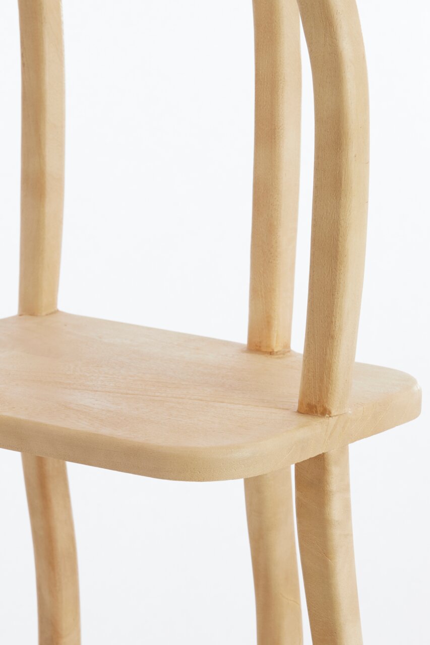 Nahaufnahme eines hölzernen Standregals mit natürlicher Holzmaserung, seitliche Perspektive