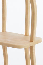 Nahaufnahme eines hölzernen Standregals mit natürlicher Holzmaserung, seitliche Perspektive