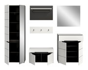 Modernes weißes Flur-/Badmöbel-Set mit Hochschrank und zwei Unterschränken mit geöffneten Türen, dazu Spiegel, Wandregal und Hakenleiste; Darstellung in Front- und leicht schräger Perspektive auf weißem Hintergrund.