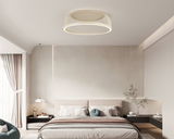 Moderne LED-Deckenleuchte in einem stilvollen Schlafzimmer, von unten betrachtet.