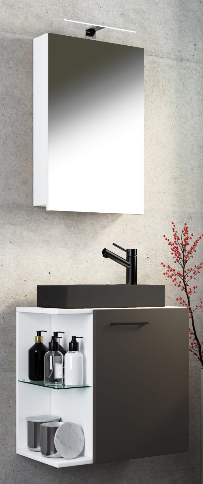 Modernes Badezimmer-Waschtisch-Set mit rechteckigem Spiegel und schmaler LED-Aufsatzleuchte, schwarzem Aufsatzwaschbecken und mattschwarzer Armatur auf weißem Unterschrank mit dunkler Tür und offenem Regal; Ansicht leicht von vorne/seitlich.