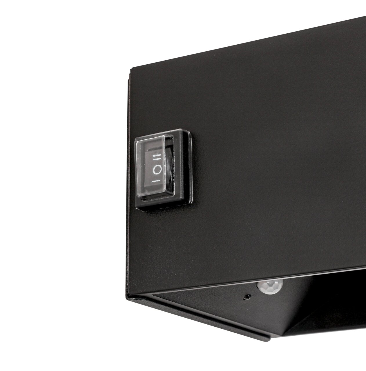 Nahaufnahme eines schwarzen Akku-Wandleuchte mit einem Kippschalter, seitliche Perspektive