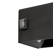 Nahaufnahme eines schwarzen Akku-Wandleuchte mit einem Kippschalter, seitliche Perspektive