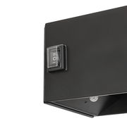 Nahaufnahme eines schwarzen Akku-Wandleuchte mit einem Kippschalter, seitliche Perspektive