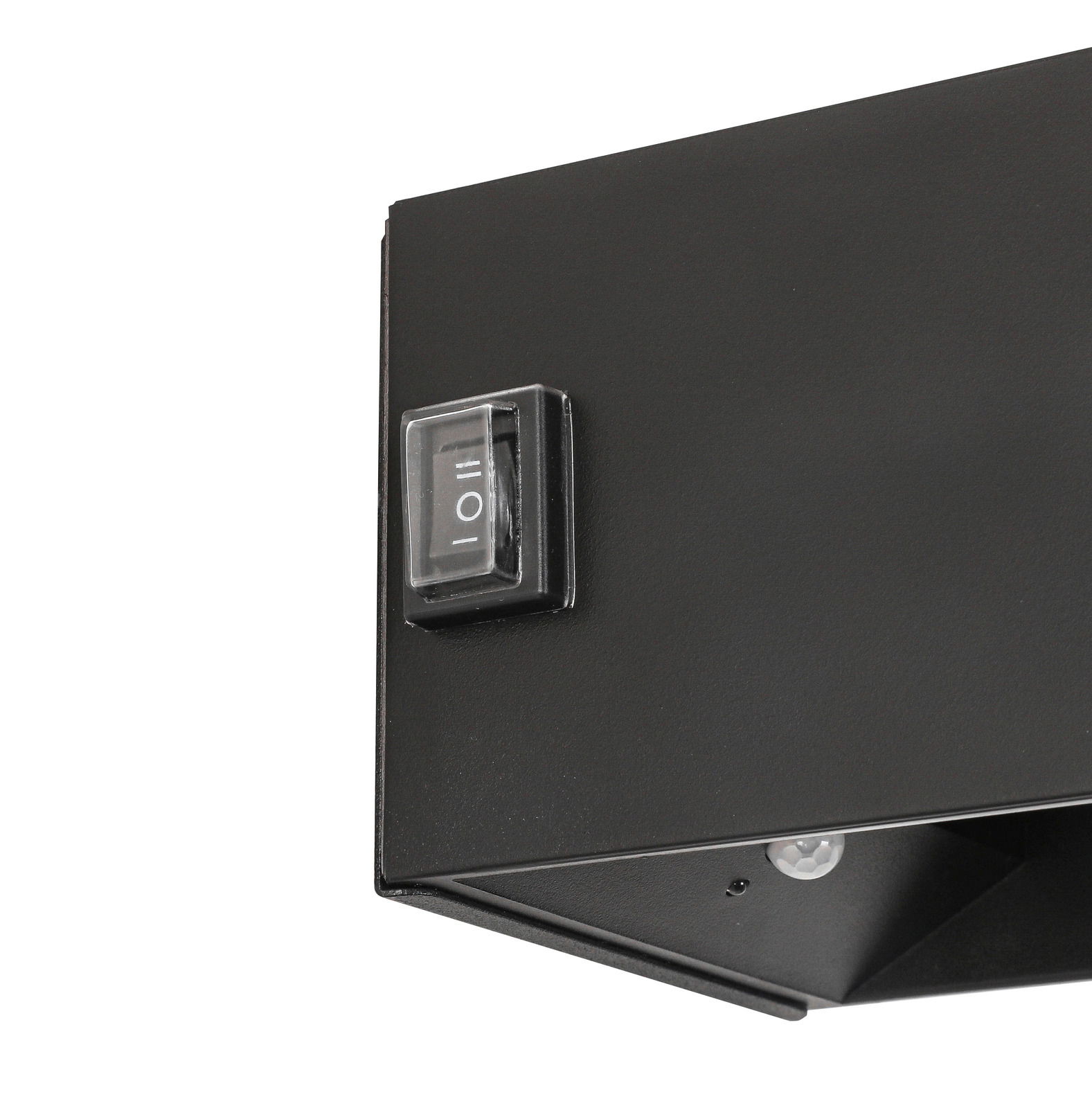 Nahaufnahme eines schwarzen Akku-Wandleuchte mit einem Kippschalter, seitliche Perspektive