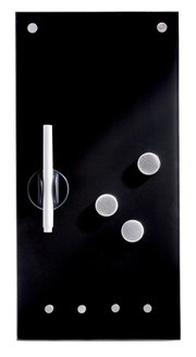 Schwarzes Memoboard mit Haken, Stift und runden Magneten, Ansicht von vorne