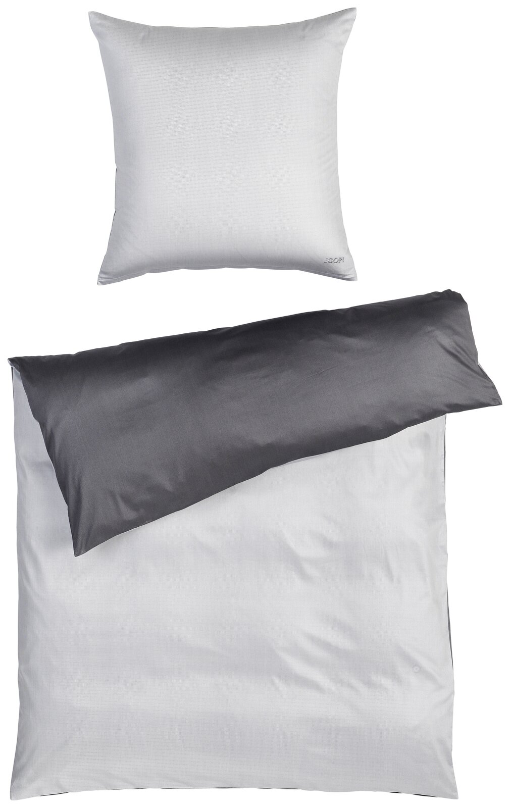 Bettwäsche-Set in Grau und Weiß, bestehend aus einem Kissenbezug und einem Bettdeckenbezug, aus der Vogelperspektive fotografiert.