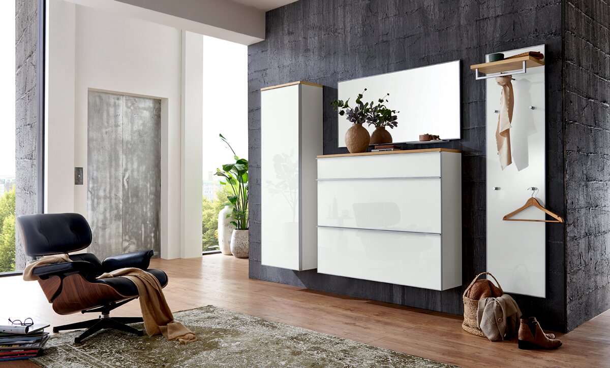 VOSS Garderoben-Set 5-tlg. VORTINA Modernes, wandhängendes Flur-/Garderobenmöbel-Set in Weiß mit Hochglanzfronten und Holzablage, bestehend aus Spiegel, Kommode mit Schubladen, Hängeschrank und Garderobenpaneel mit Haken; Ansicht frontal in leichter Schrägperspektive von links.