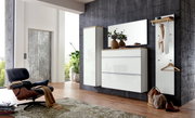 Modernes, wandhängendes Flur-/Garderobenmöbel-Set in Weiß mit Hochglanzfronten und Holzablage, bestehend aus Spiegel, Kommode mit Schubladen, Hängeschrank und Garderobenpaneel mit Haken; Ansicht frontal in leichter Schrägperspektive von links.