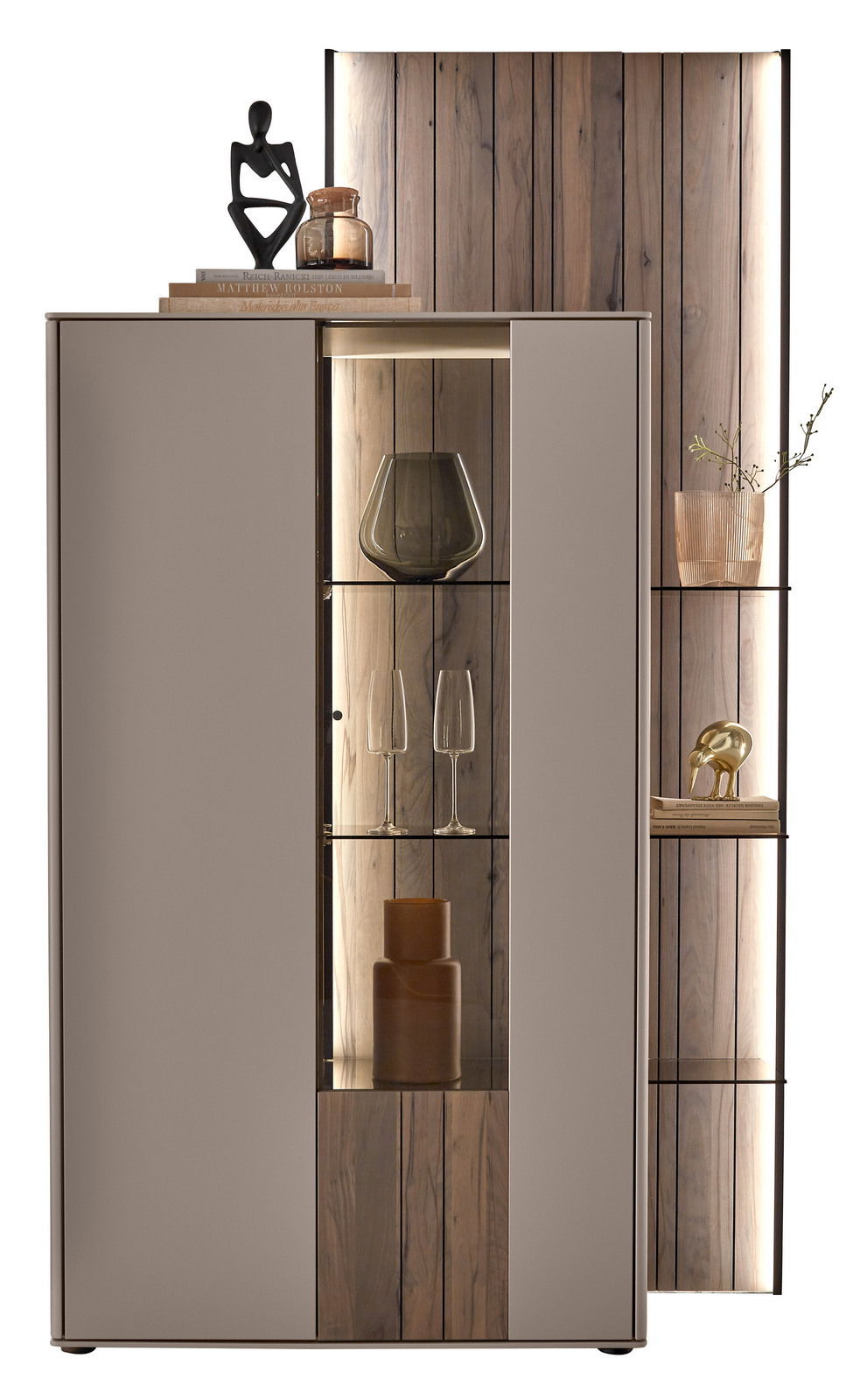Frontansicht einer stilvollen Highboardkombination mit Holz- und Glaselementen, dekoriert mit modernen Accessoires.