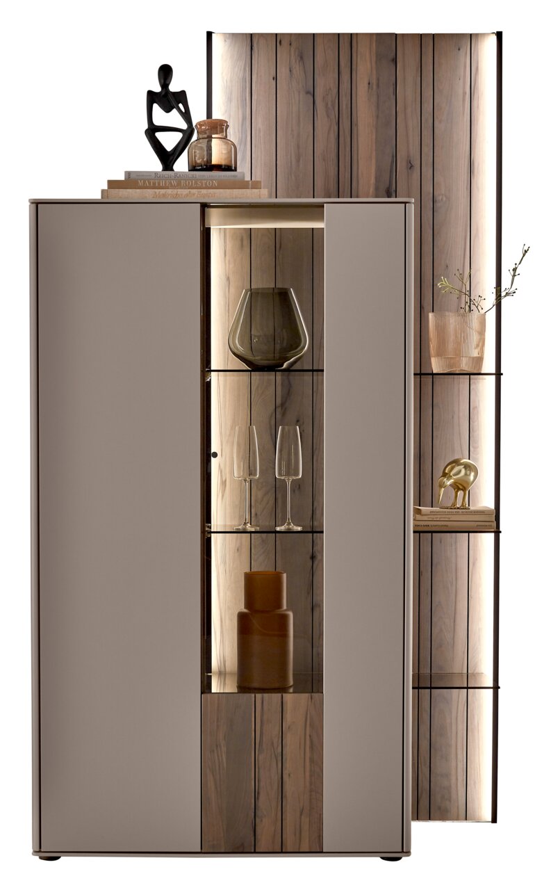 Vooraanzicht van een stijlvolle hoge kastcombinatie met houten en glazen elementen, versierd met moderne accessoires.