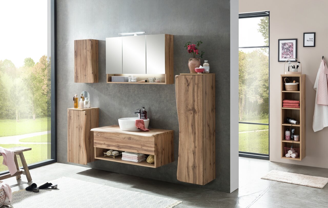 Moderner Badezimmer-Midischrank aus Holz in einer stilvollen Badezimmerumgebung, seitliche Perspektive.
