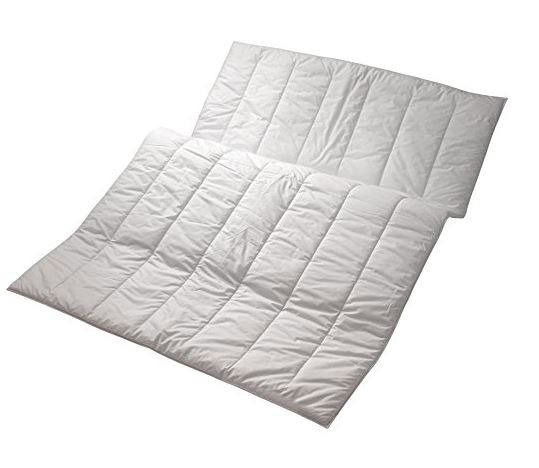 Ganzjahresbettdecke 135x200cm in weißer Farbe, aus der Vogelperspektive fotografiert