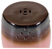 Keramik-Räuchergefäß in Braun mit glänzendem Deckel und dekorativen Punkten, schräg von oben (Top-Front-Ansicht) fotografiert