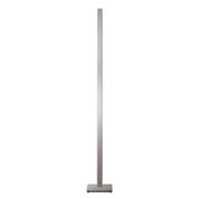 Schlanke, minimalistische LED-Stehleuchte in gebürsteter Metalloptik mit rechteckigem Standfuß, frontal vor weißem Hintergrund dargestellt