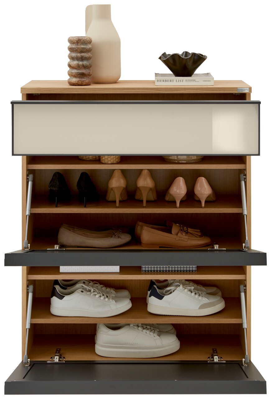 Hangende schoenenkast met meerdere vakken, gevuld met verschillende schoenen, gezien vanuit de voorkant. Bovenop staan decoratieve voorwerpen zoals een vaas en boeken.