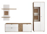 Moderne Wandkombination mit weißem und holzfarbenem Design, bestehend aus einem hohen Schrank mit Glastür, einem niedrigen TV-Schrank und einem Wandregal. Frontalansicht.