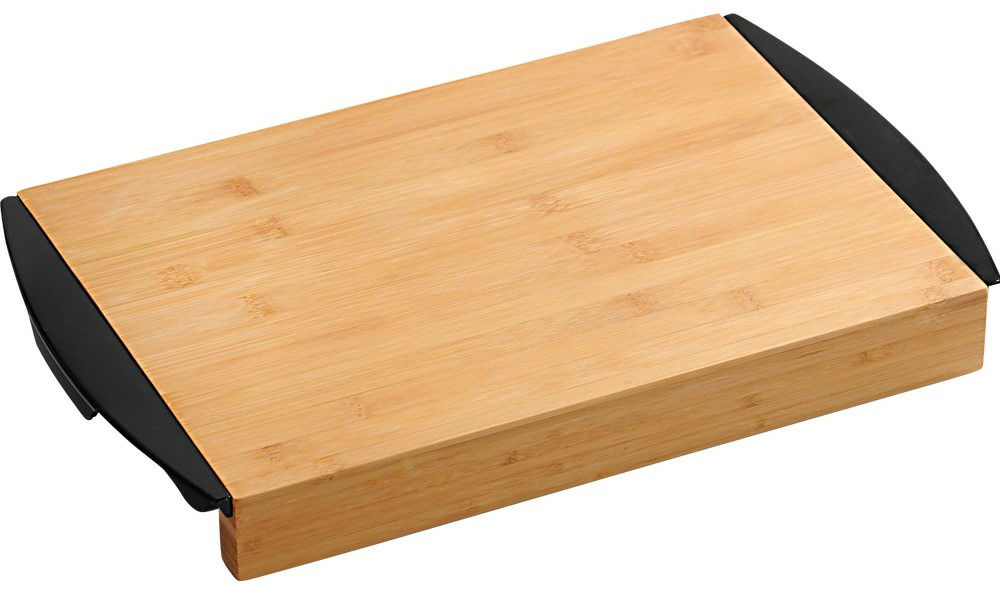 Bambus-Schneidebrett mit zwei schwarzen Auffangschalen, seitliche Perspektive