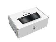 Verpackung des WMF Flavour ovalen Bräters 33x26cm, schräg von oben fotografiert.