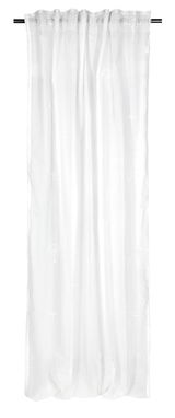 Weißer Vorhang mit dezentem Muster, frontal fotografiert, aufgehängt an einer Stange.
