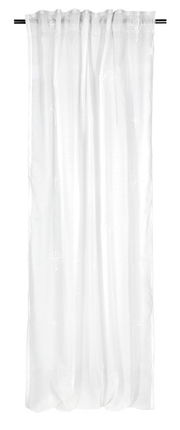 Weißer Vorhang mit dezentem Muster, frontal fotografiert, aufgehängt an einer Stange.